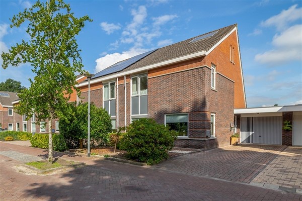 Te koop: Moderne 2-onder-1 kapwoning met garage en 4 slaapkamers !!